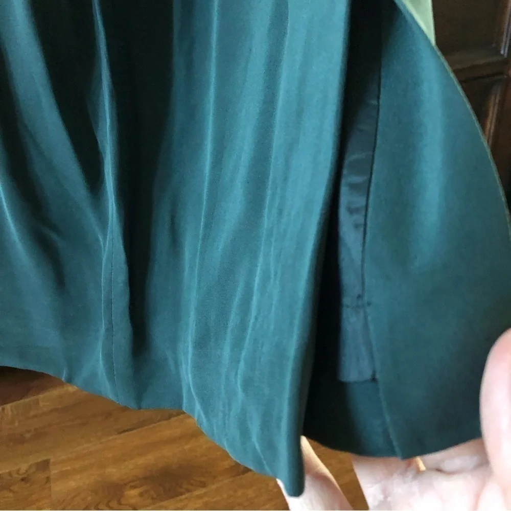 Vintage Jones New York green 100% silk skirt in size 10 workwear office